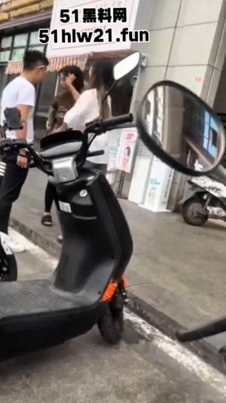 广西精神小妹砍人,俩小美女街头吵架短发妹直接掏出折叠刀,气急之下狂砍对方脸部,估计俩人都不敢装逼了吧! 第8张 广西精神小妹砍人,俩小美女街头吵架短发妹直接掏出折叠刀,气急之下狂砍对方脸部,估计俩人都不敢装逼了吧! 第8张