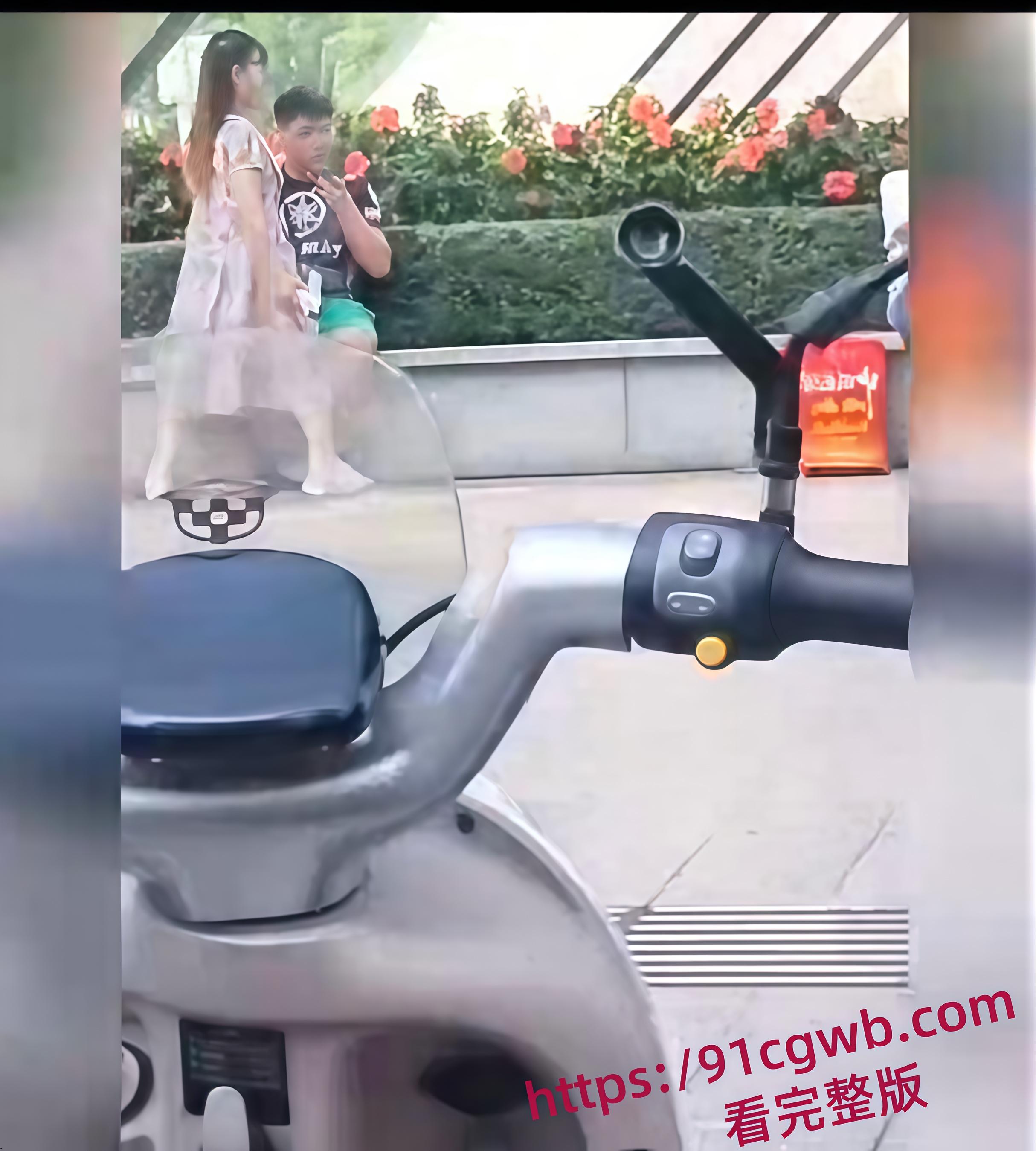 不想努力的小伙与阿姨 阿姨x欲爆棚忍不住当众自摸 俩人直接在公园长椅上手活互撸 第1张 不想努力的小伙与阿姨 阿姨x欲爆棚忍不住当众自摸 俩人直接在公园长椅上手活互撸 第1张