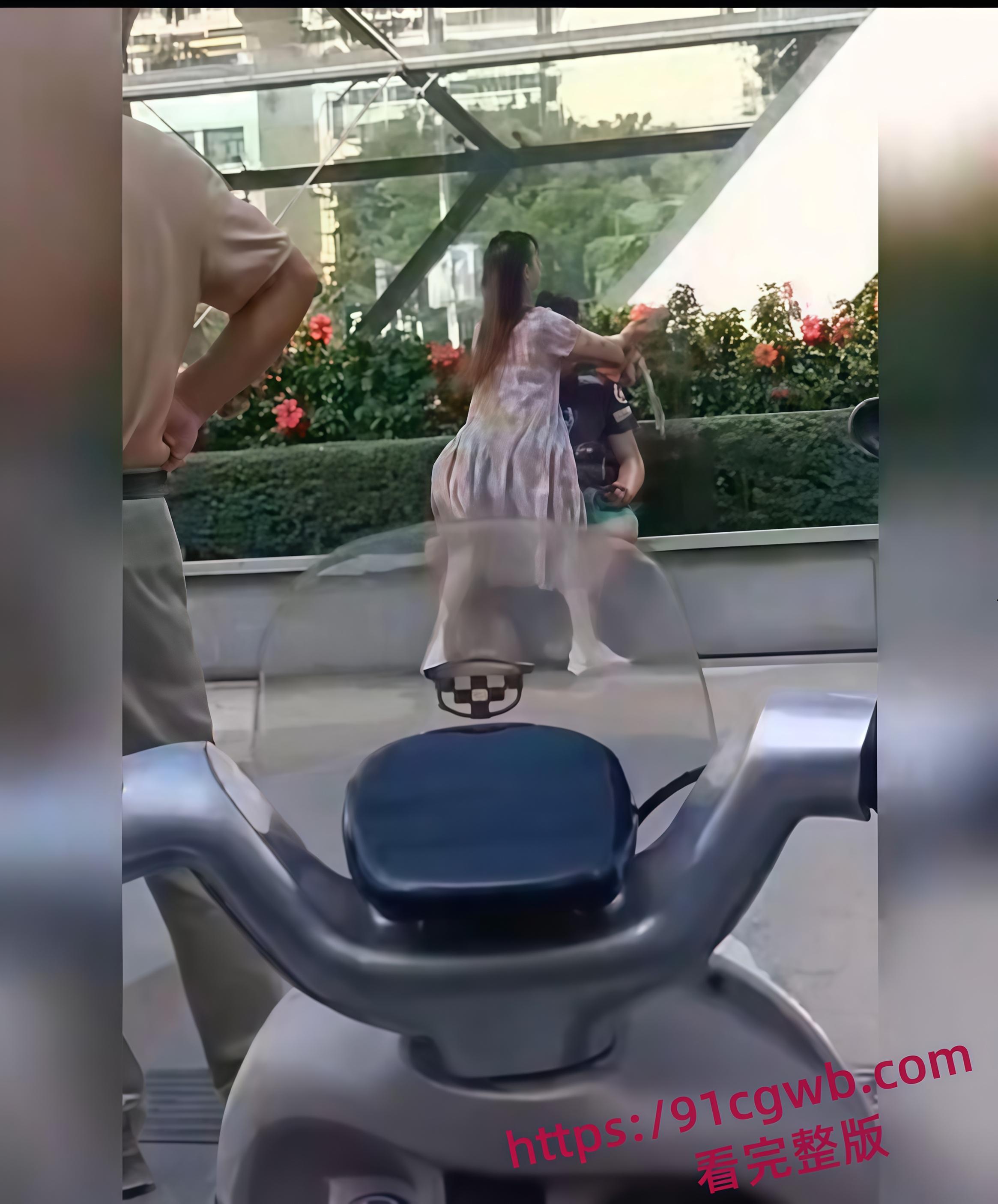 不想努力的小伙与阿姨 阿姨x欲爆棚忍不住当众自摸 俩人直接在公园长椅上手活互撸 第2张 不想努力的小伙与阿姨 阿姨x欲爆棚忍不住当众自摸 俩人直接在公园长椅上手活互撸 第2张