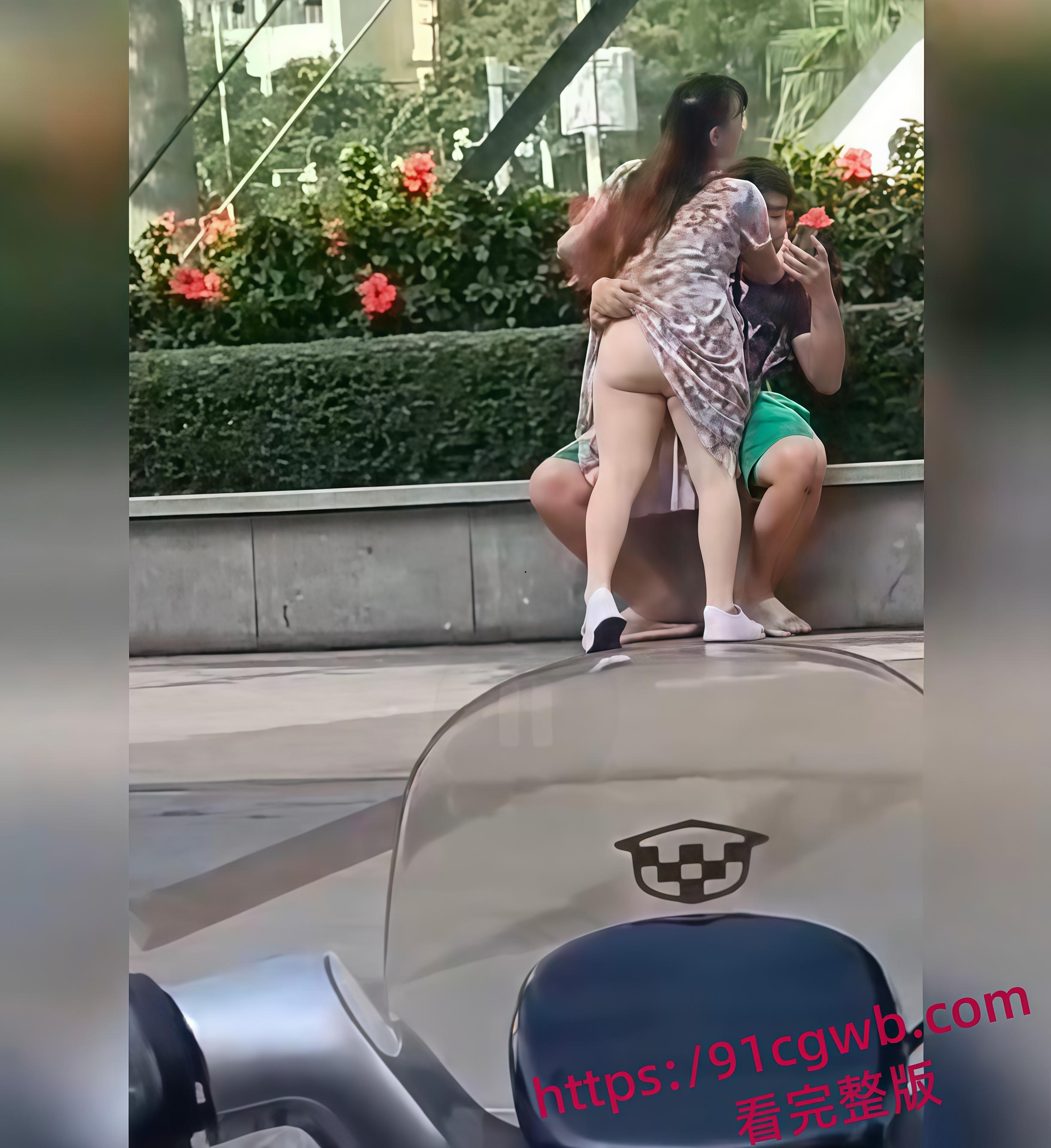 不想努力的小伙与阿姨 阿姨x欲爆棚忍不住当众自摸 俩人直接在公园长椅上手活互撸 第3张 不想努力的小伙与阿姨 阿姨x欲爆棚忍不住当众自摸 俩人直接在公园长椅上手活互撸 第3张