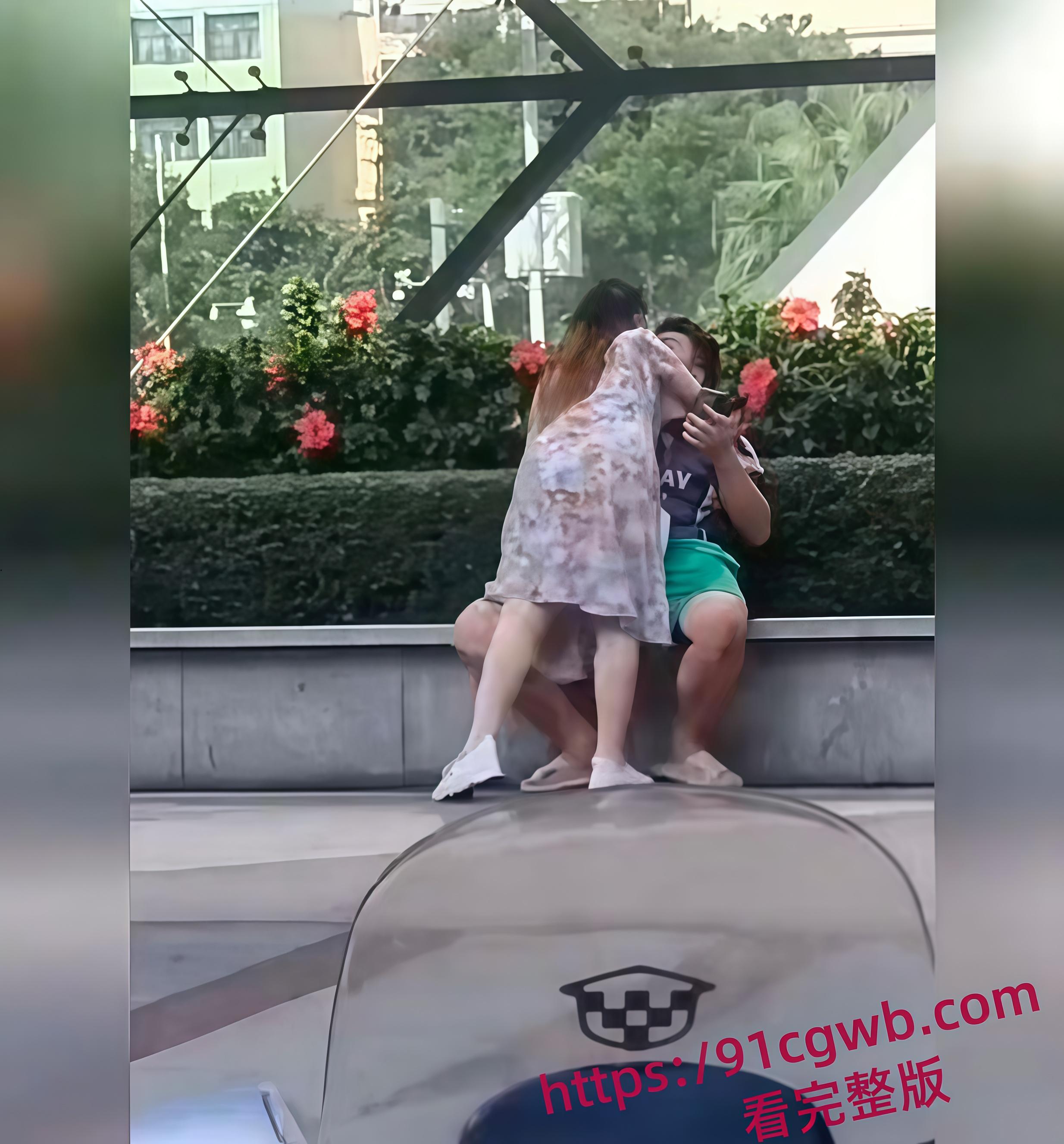 不想努力的小伙与阿姨 阿姨x欲爆棚忍不住当众自摸 俩人直接在公园长椅上手活互撸 第4张 不想努力的小伙与阿姨 阿姨x欲爆棚忍不住当众自摸 俩人直接在公园长椅上手活互撸 第4张