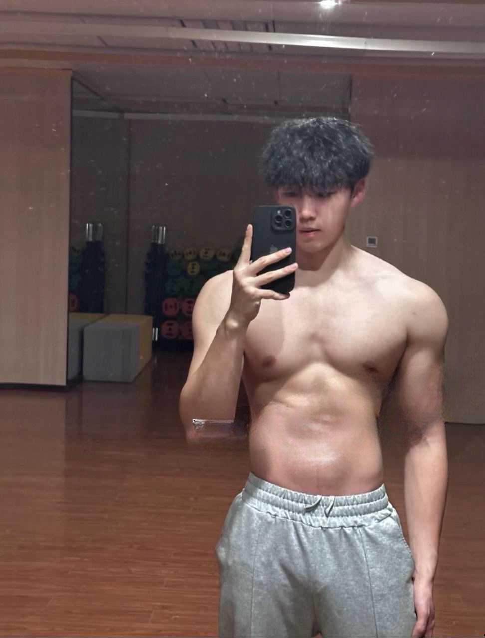 183体育生男S 热带鱼 反差南京女大考研备战中 找两个体育生3P释放压力  第2张