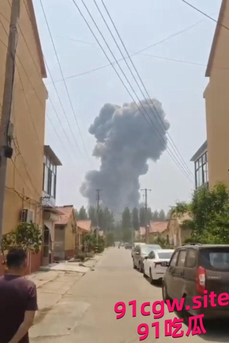 山东高密一杀虫剂化工厂发生大爆炸 现场浓烟滚滚遮天蔽日! 第3张 山东高密一杀虫剂化工厂发生大爆炸 现场浓烟滚滚遮天蔽日! 第3张