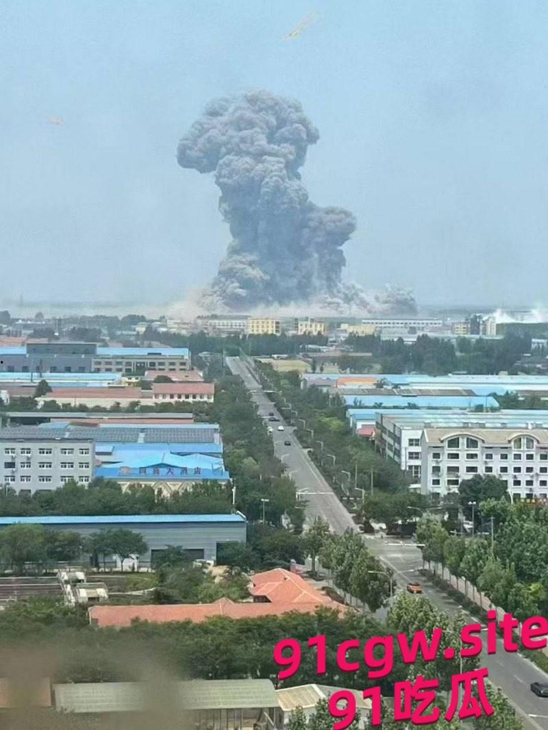 山东高密一杀虫剂化工厂发生大爆炸 现场浓烟滚滚遮天蔽日! 第6张 山东高密一杀虫剂化工厂发生大爆炸 现场浓烟滚滚遮天蔽日! 第6张