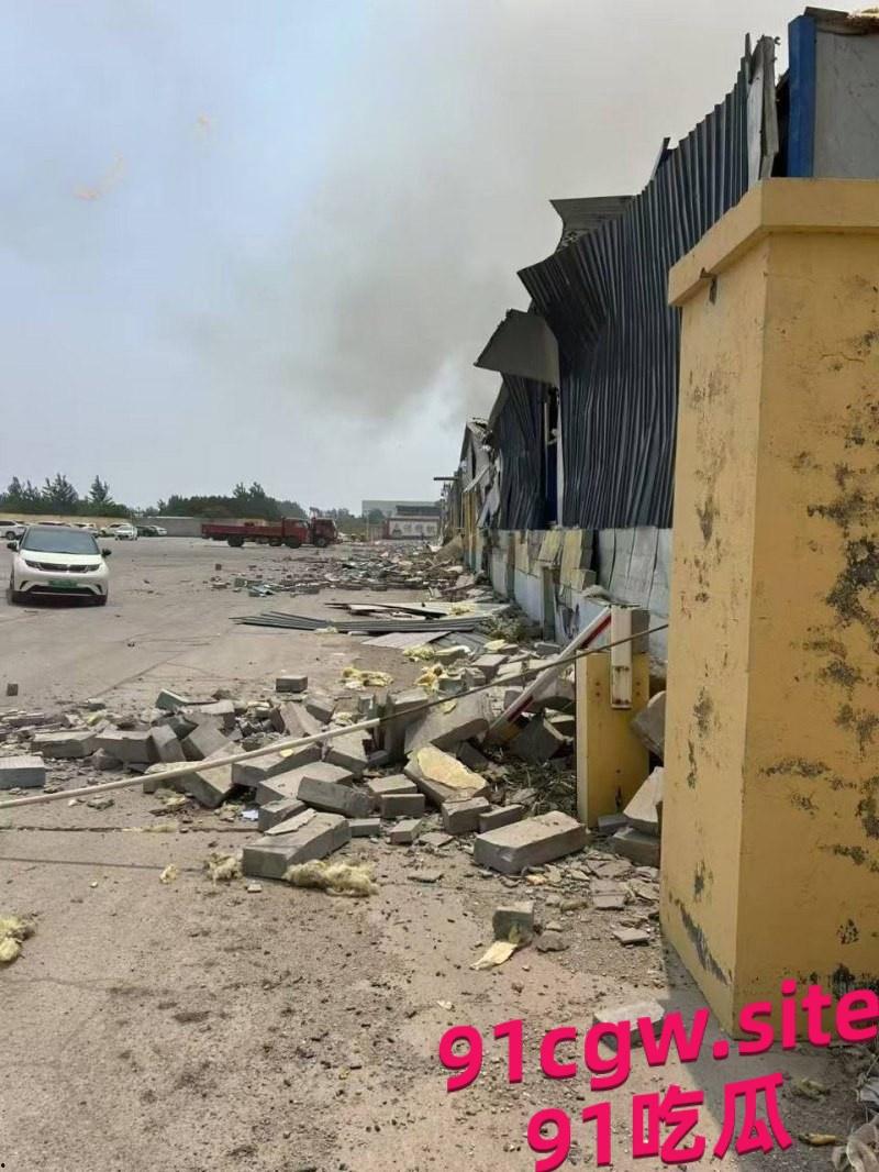 山东高密一杀虫剂化工厂发生大爆炸 现场浓烟滚滚遮天蔽日! 第7张 山东高密一杀虫剂化工厂发生大爆炸 现场浓烟滚滚遮天蔽日! 第7张