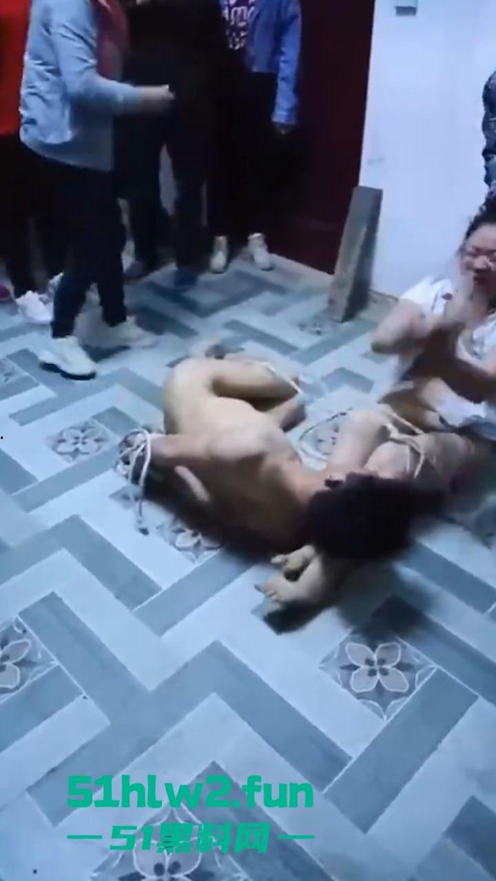 广西偷情狗男女关门偷啪被原配带人抓现行,奸夫淫妇裸身遭众人暴打后捆绑浸猪笼。 第2张 广西偷情狗男女关门偷啪被原配带人抓现行,奸夫淫妇裸身遭众人暴打后捆绑浸猪笼。 第2张