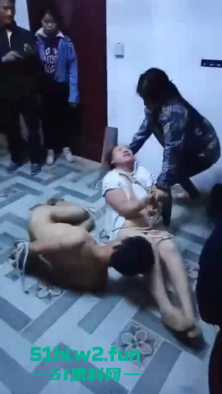 广西偷情狗男女关门偷啪被原配带人抓现行,奸夫淫妇裸身遭众人暴打后捆绑浸猪笼。 第3张 广西偷情狗男女关门偷啪被原配带人抓现行,奸夫淫妇裸身遭众人暴打后捆绑浸猪笼。 第3张