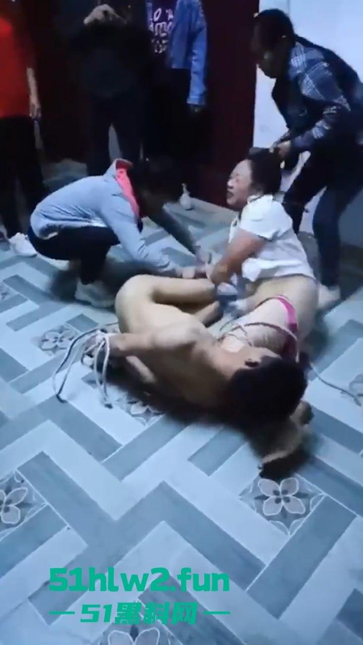 广西偷情狗男女关门偷啪被原配带人抓现行,奸夫淫妇裸身遭众人暴打后捆绑浸猪笼。 第4张 广西偷情狗男女关门偷啪被原配带人抓现行,奸夫淫妇裸身遭众人暴打后捆绑浸猪笼。 第4张