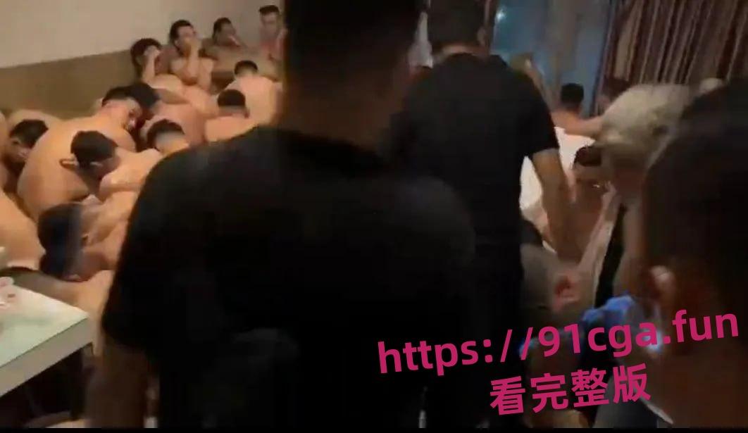 聚众淫乱被抓清一色男男 小小的房间里能有二三十号人！#淫乱#中年大叔#男男  第3张