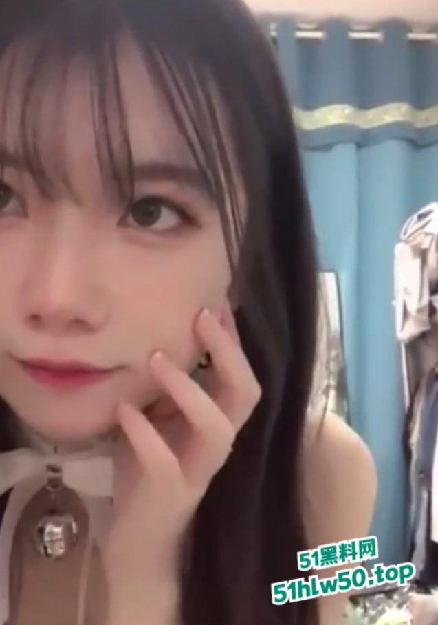 浙大城市学院嫩妹【白炜彤】寝室大战2男，乘骑位摇摆含住另一个人的鸡巴，清纯与淫荡并存的代表！  第1张