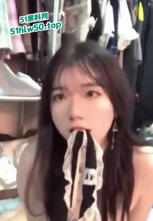 浙大城市学院嫩妹【白炜彤】寝室大战2男，乘骑位摇摆含住另一个人的鸡巴，清纯与淫荡并存的代表！  第2张