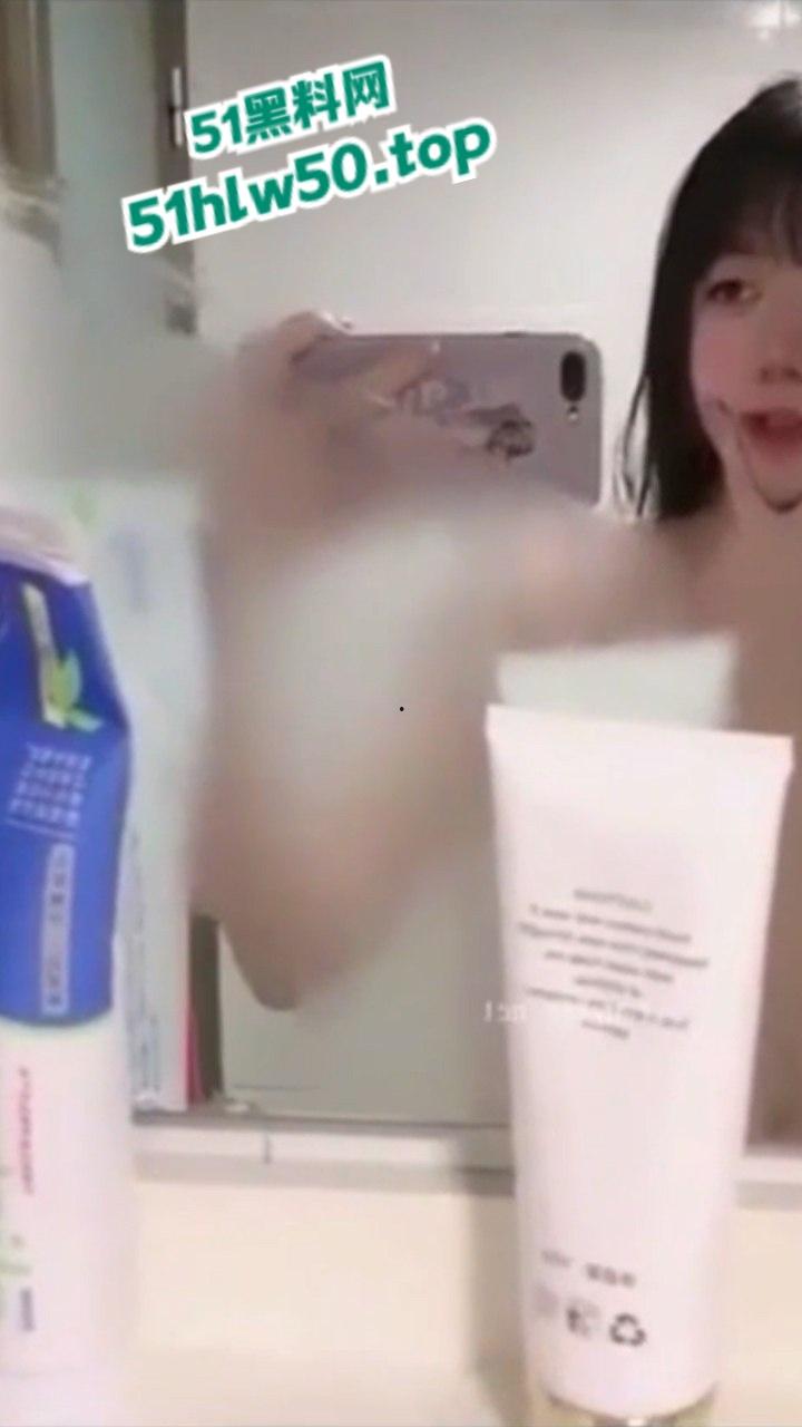 浙大城市学院嫩妹【白炜彤】寝室大战2男，乘骑位摇摆含住另一个人的鸡巴，清纯与淫荡并存的代表！  第5张