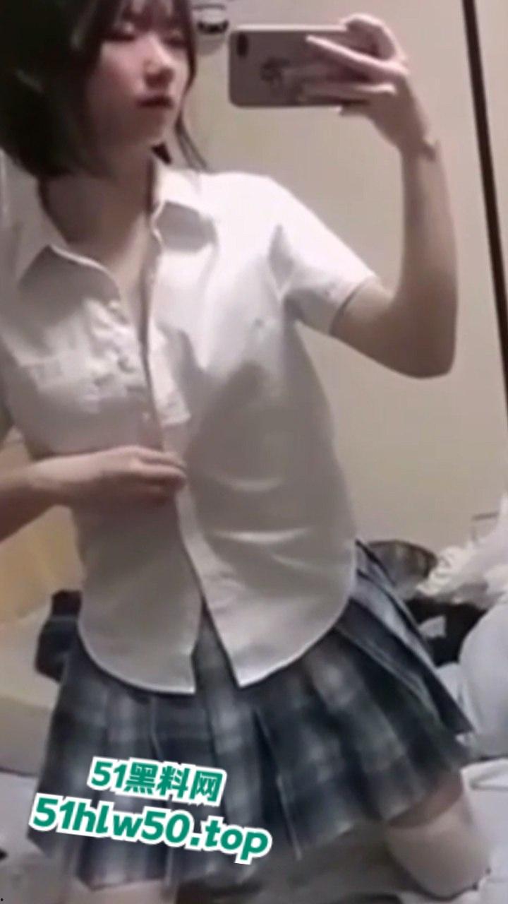 浙大城市学院嫩妹【白炜彤】寝室大战2男，乘骑位摇摆含住另一个人的鸡巴，清纯与淫荡并存的代表！  第9张