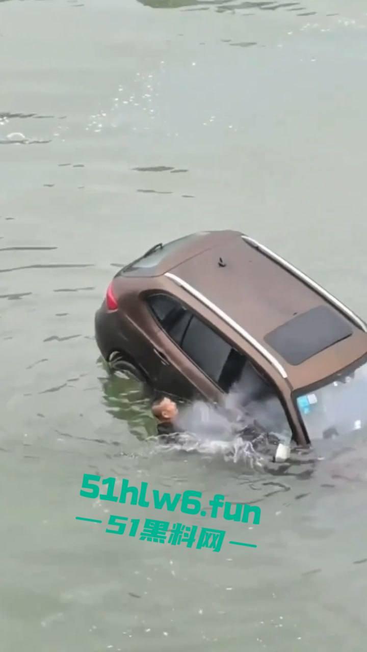 内江市东兴区坠河事故，新江路与临江路路口 一辆汽车失控，冲出护栏坠入河中两人死亡一人获救。  第1张