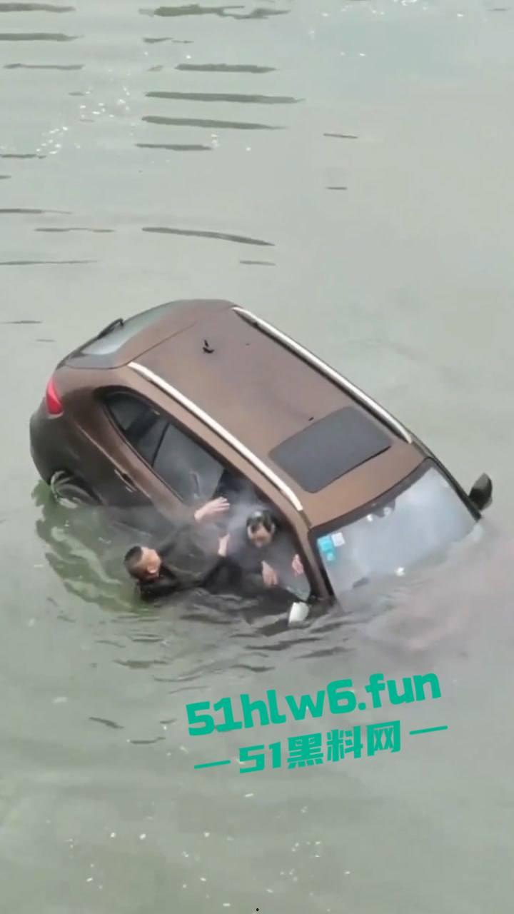 内江市东兴区坠河事故，新江路与临江路路口 一辆汽车失控，冲出护栏坠入河中两人死亡一人获救。  第2张