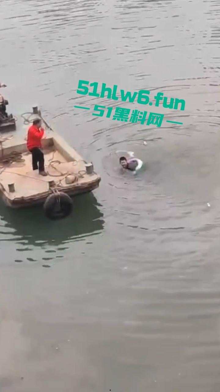 内江市东兴区坠河事故，新江路与临江路路口 一辆汽车失控，冲出护栏坠入河中两人死亡一人获救。  第4张