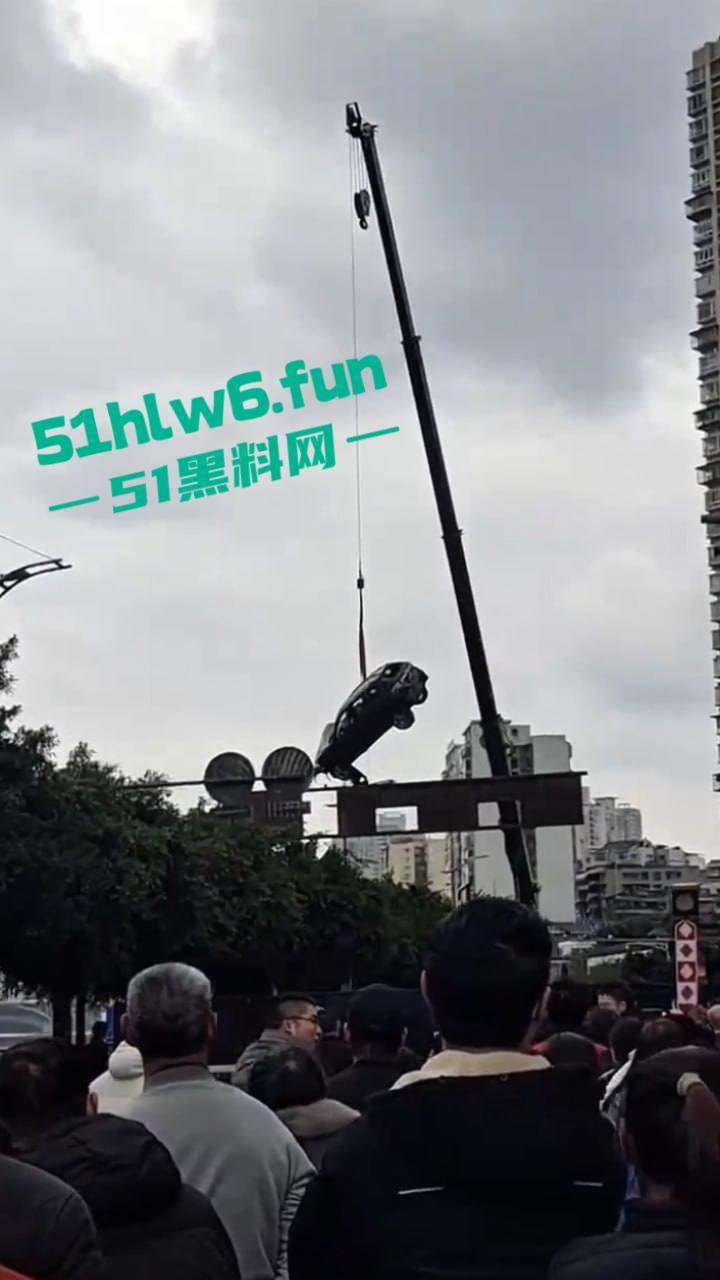 内江市东兴区坠河事故，新江路与临江路路口 一辆汽车失控，冲出护栏坠入河中两人死亡一人获救。  第6张