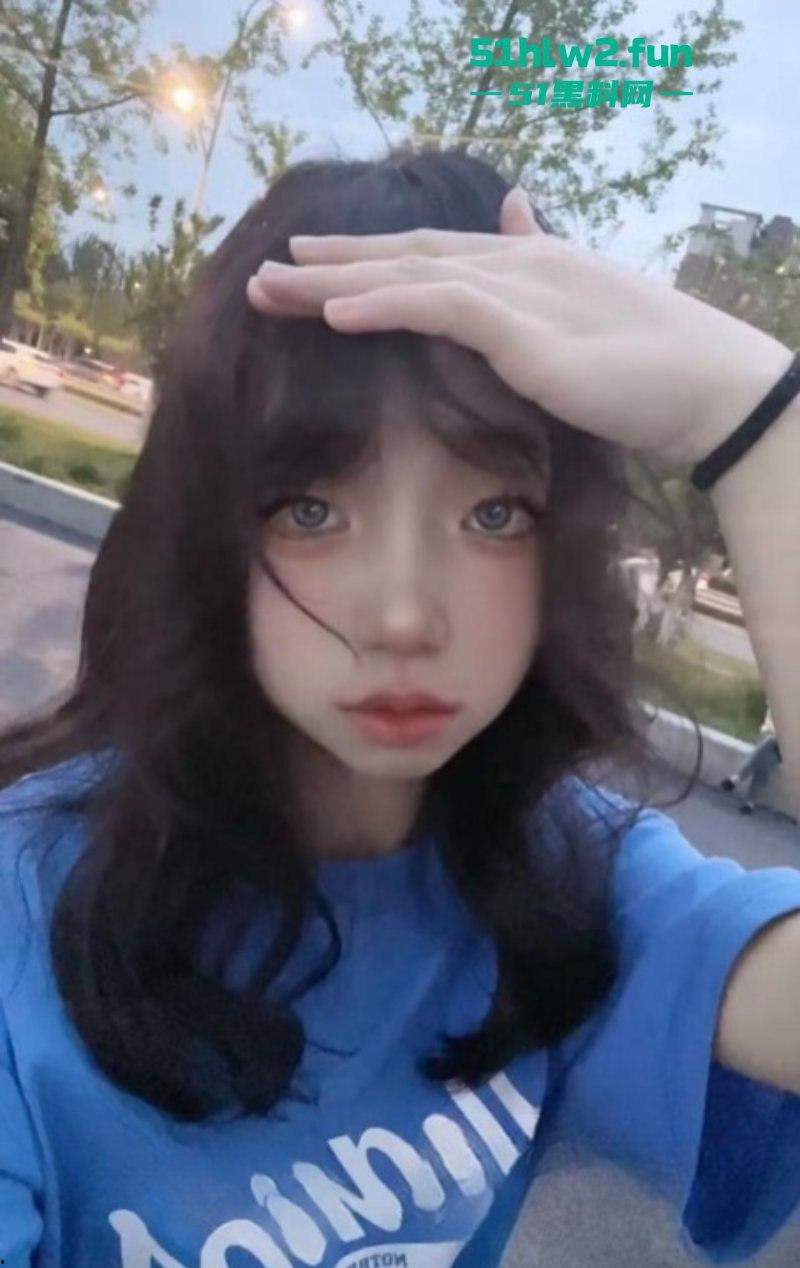 四川颜值嫩妹【李志君】04后长腿精神小妹 为了烟钱下海，向金主展现裸体稚嫩的身材太诱人了。  第1张