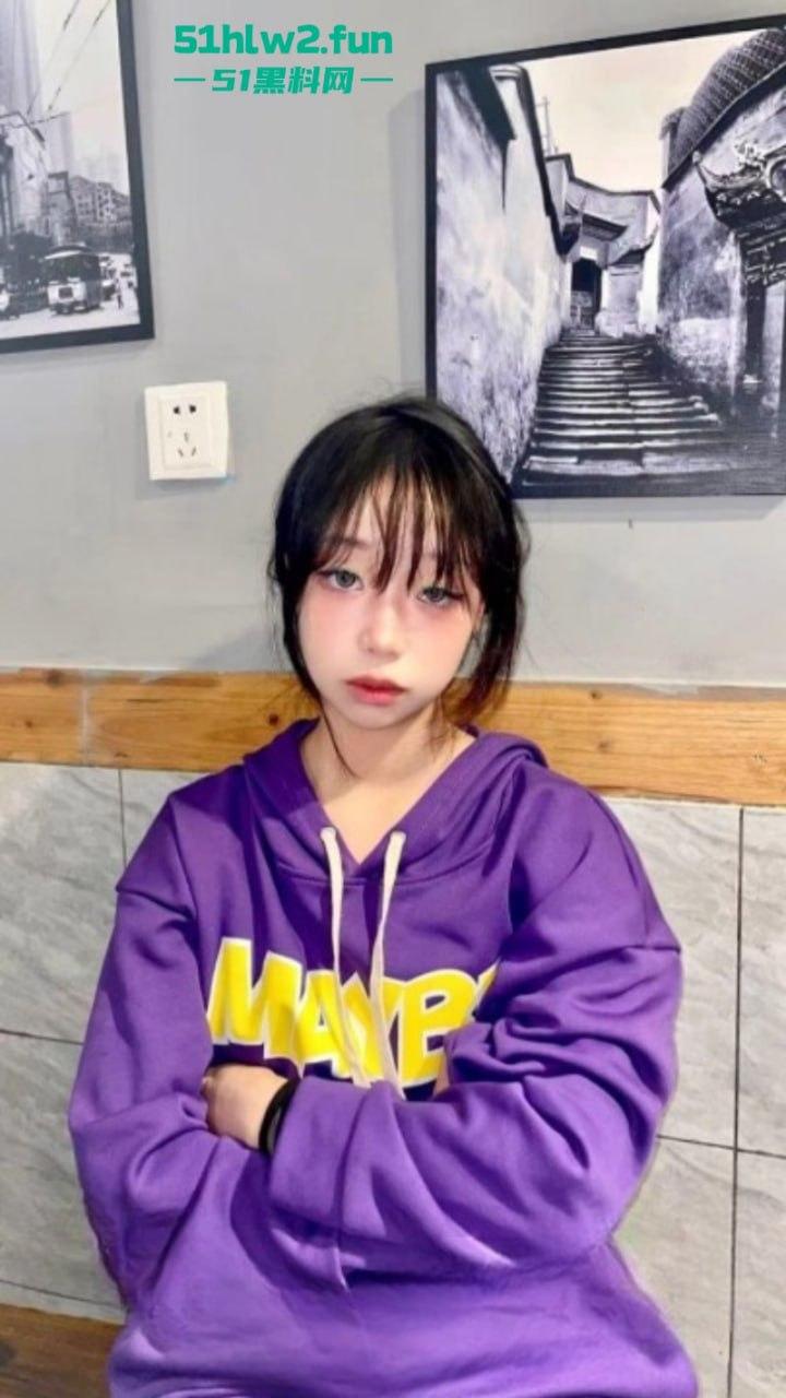 四川颜值嫩妹【李志君】04后长腿精神小妹 为了烟钱下海，向金主展现裸体稚嫩的身材太诱人了。  第2张