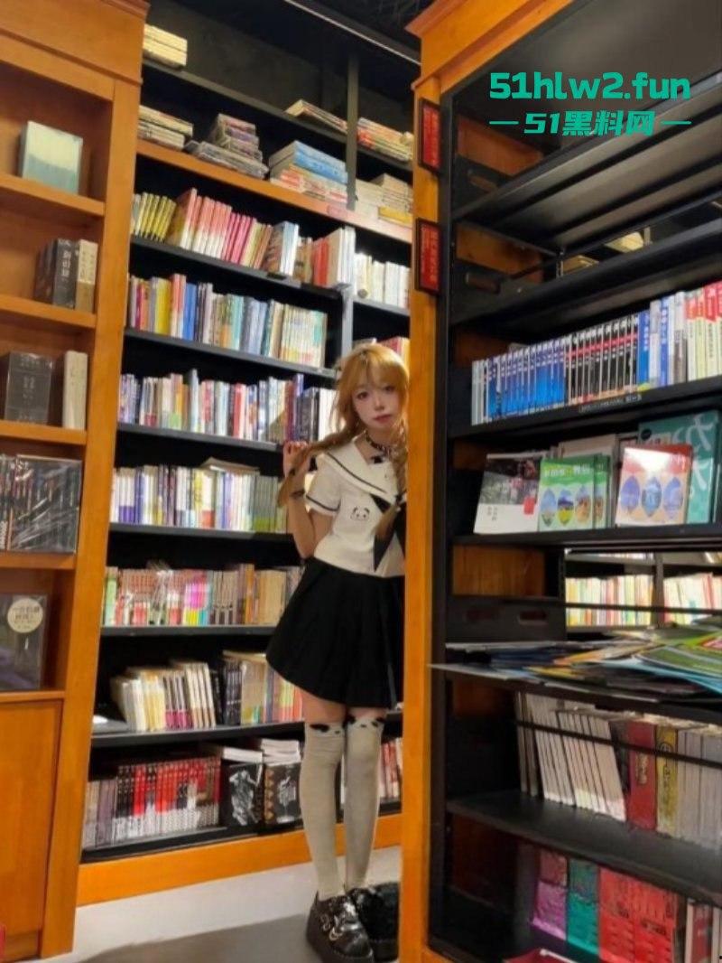 四川颜值嫩妹【李志君】04后长腿精神小妹 为了烟钱下海，向金主展现裸体稚嫩的身材太诱人了。  第5张