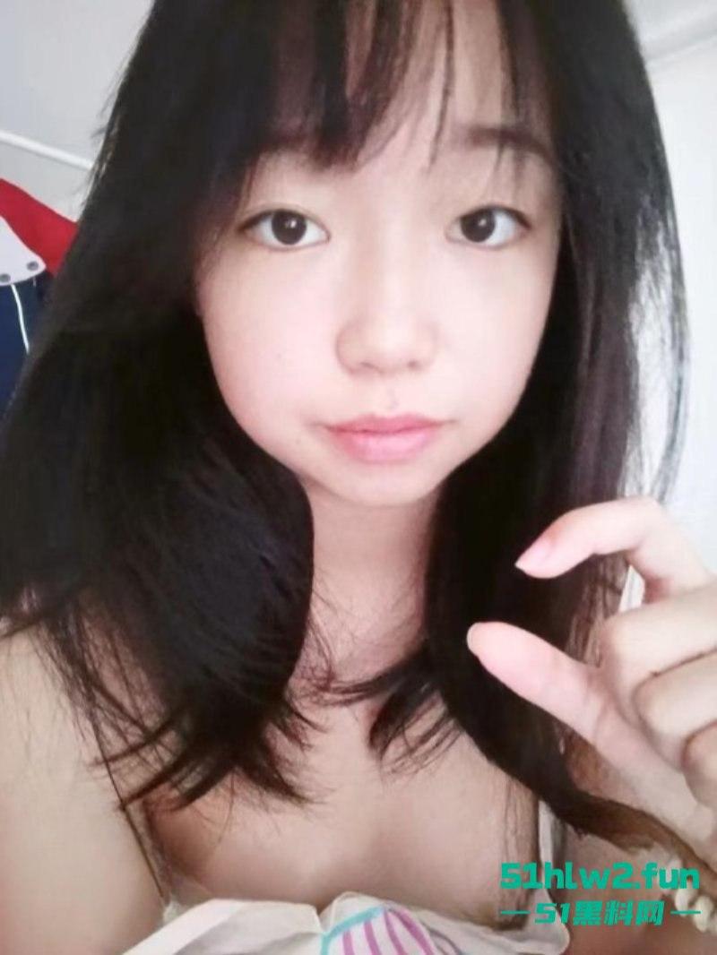 四川颜值嫩妹【李志君】04后长腿精神小妹 为了烟钱下海，向金主展现裸体稚嫩的身材太诱人了。  第7张