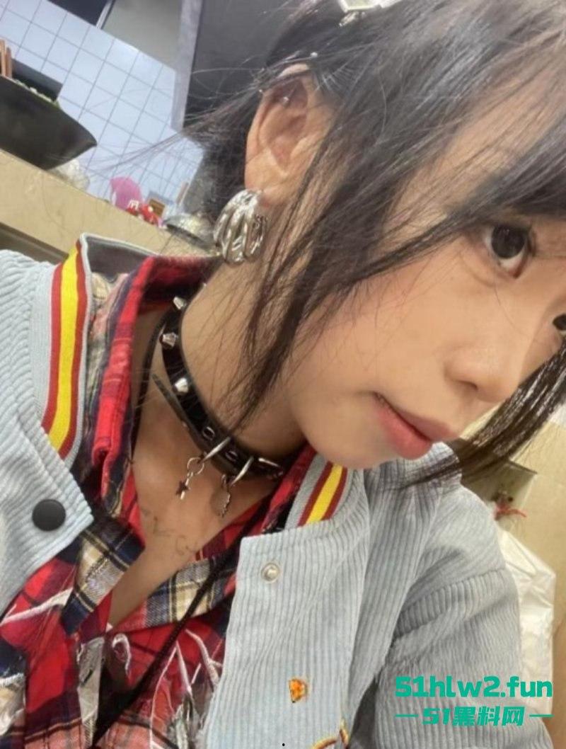 四川颜值嫩妹【李志君】04后长腿精神小妹 为了烟钱下海，向金主展现裸体稚嫩的身材太诱人了。  第8张