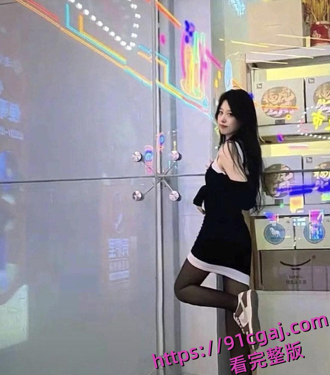 百度云泄密！白领丽人【姜瑜】与酒吧认识的帅哥开房自拍性爱视频流出！！  第3张