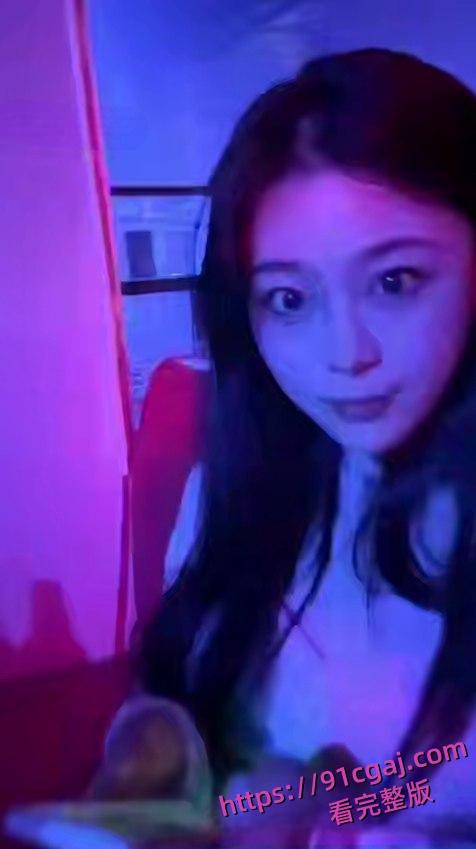 百度云泄密！白领丽人【姜瑜】与酒吧认识的帅哥开房自拍性爱视频流出！！  第4张