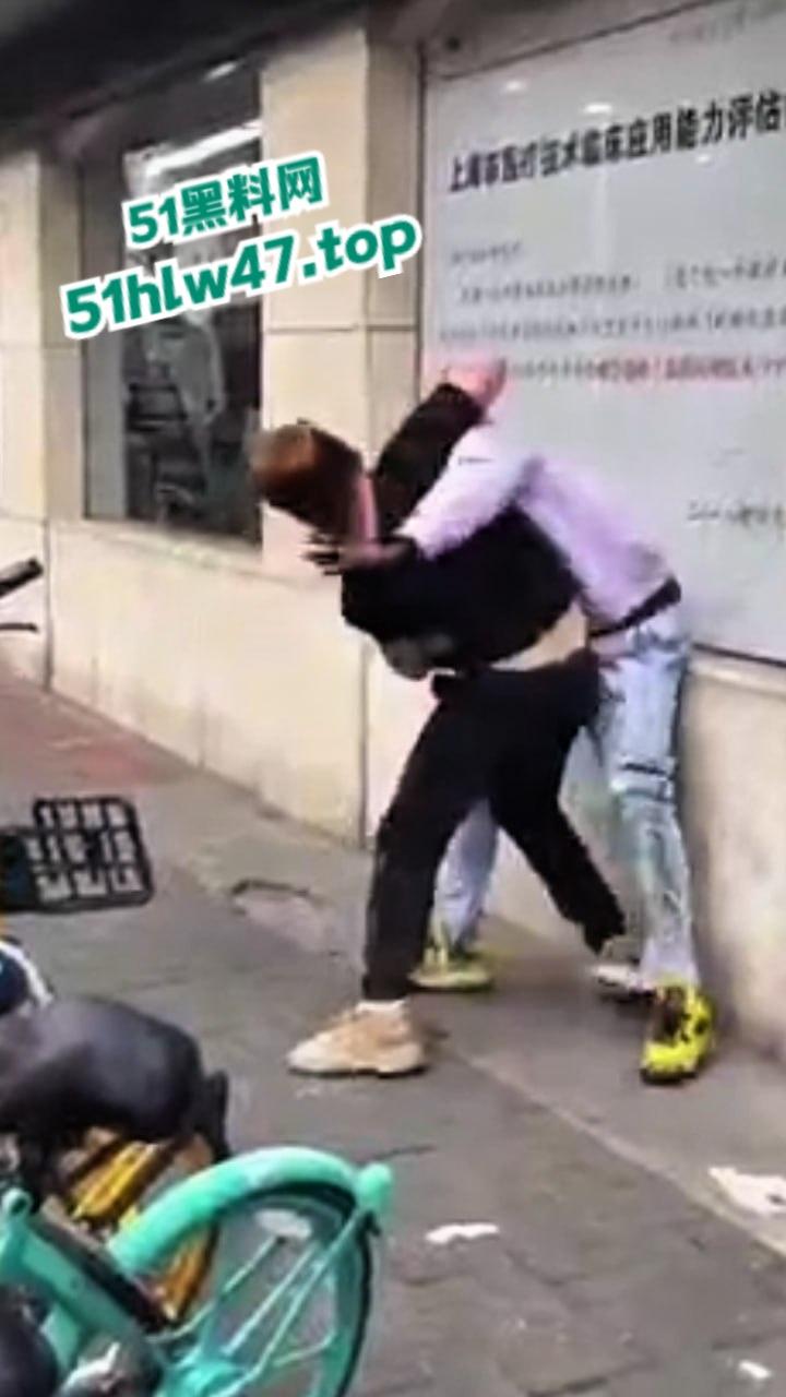 广州黑人被精神小伙爆揍，网友恶嘲这是汉人殖民者，在广坎达街头殴打土著，原来广州早已被黑人占领了啊！  第1张