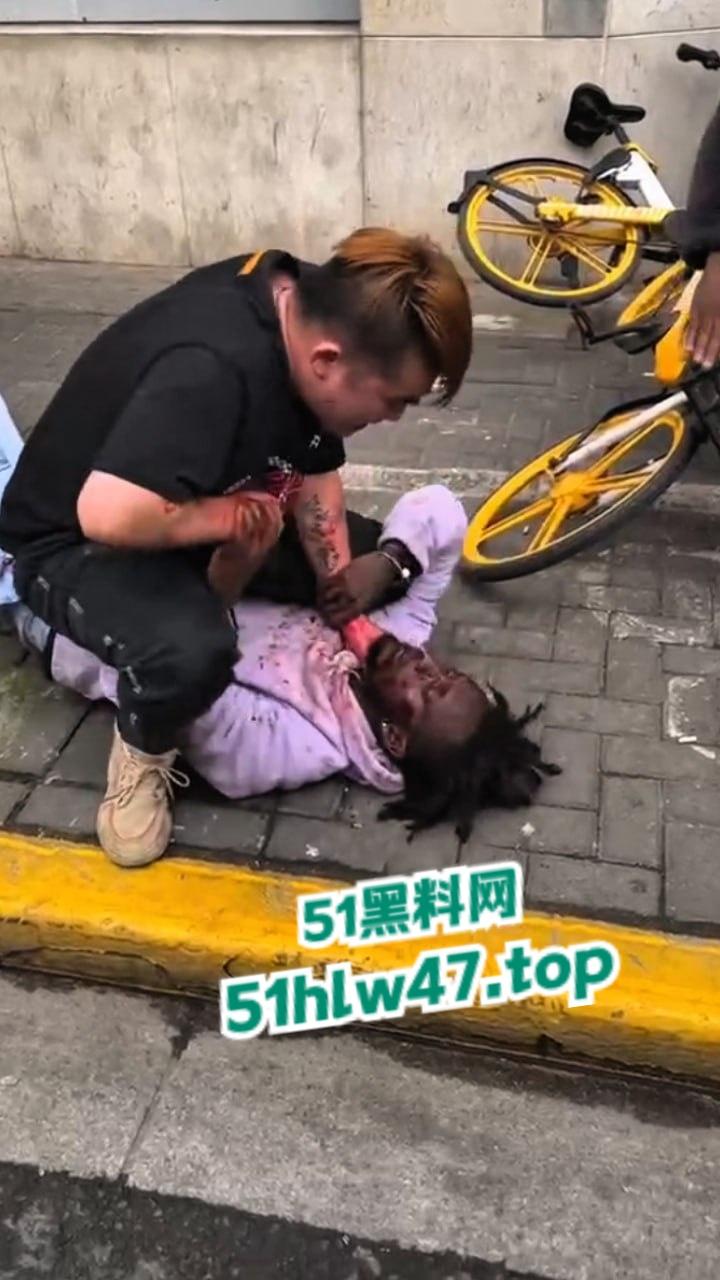 广州黑人被精神小伙爆揍，网友恶嘲这是汉人殖民者，在广坎达街头殴打土著，原来广州早已被黑人占领了啊！  第2张