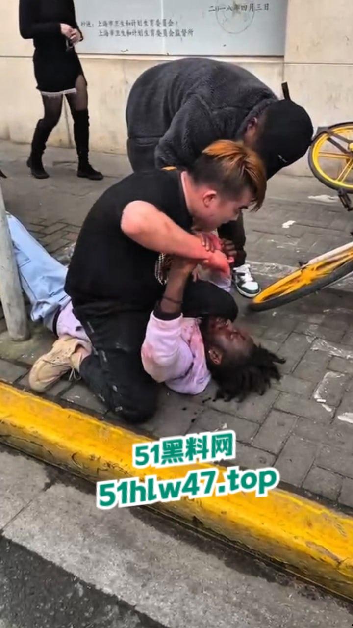广州黑人被精神小伙爆揍，网友恶嘲这是汉人殖民者，在广坎达街头殴打土著，原来广州早已被黑人占领了啊！  第3张