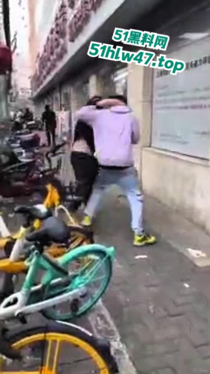 广州黑人被精神小伙爆揍，网友恶嘲这是汉人殖民者，在广坎达街头殴打土著，原来广州早已被黑人占领了啊！  第4张