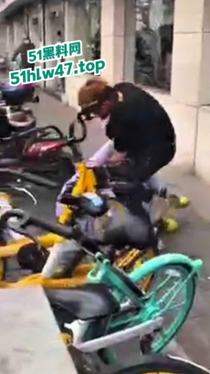 广州黑人被精神小伙爆揍，网友恶嘲这是汉人殖民者，在广坎达街头殴打土著，原来广州早已被黑人占领了啊！  第5张