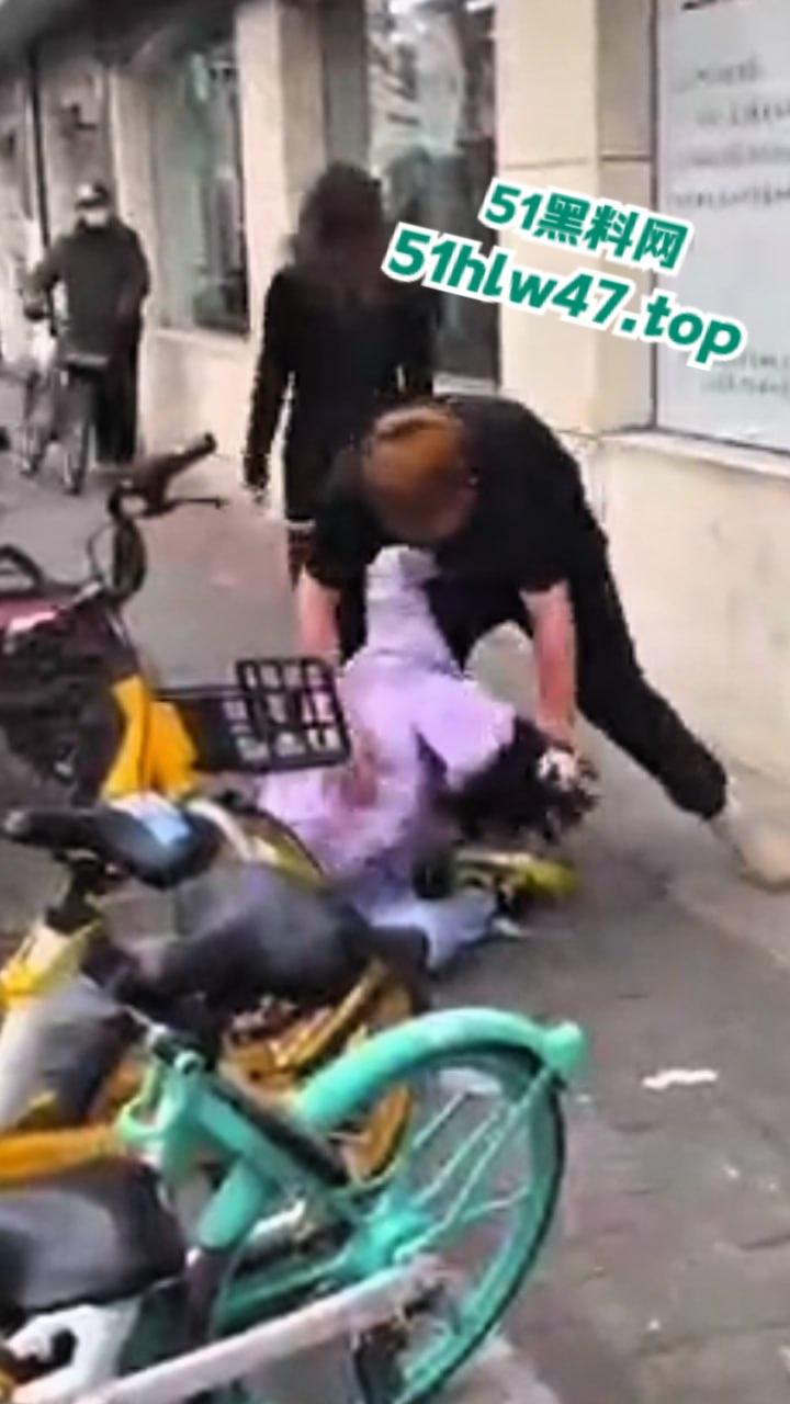 广州黑人被精神小伙爆揍，网友恶嘲这是汉人殖民者，在广坎达街头殴打土著，原来广州早已被黑人占领了啊！  第6张