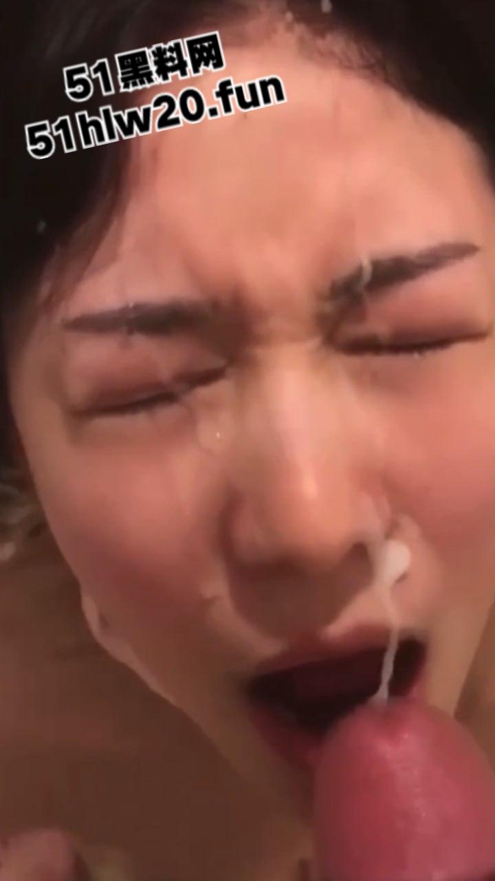 广州反差婊网瘾少女【陈敏仪】清纯颜值极品嫩妹，裸露粉嫩鲍鱼给炮友无套干，跪地吃鸡被射一脸。  第2张