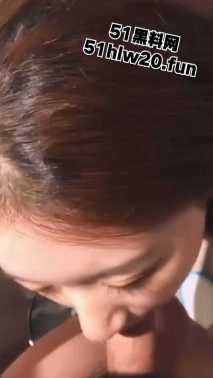 广州反差婊网瘾少女【陈敏仪】清纯颜值极品嫩妹，裸露粉嫩鲍鱼给炮友无套干，跪地吃鸡被射一脸。  第4张