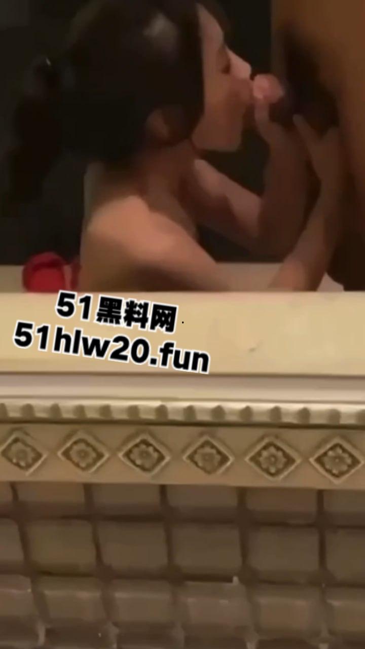 广州反差婊网瘾少女【陈敏仪】清纯颜值极品嫩妹，裸露粉嫩鲍鱼给炮友无套干，跪地吃鸡被射一脸。  第5张