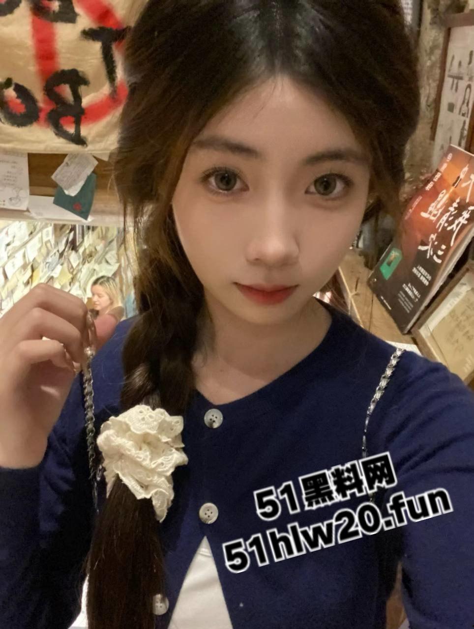 广州反差婊网瘾少女【陈敏仪】清纯颜值极品嫩妹，裸露粉嫩鲍鱼给炮友无套干，跪地吃鸡被射一脸。  第8张