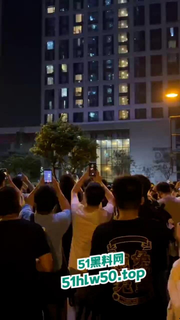 广州萤火虫漫展是好文明【荞麦甜甜茶】D座江边不拉窗帘激战,上万人围观拍照完整视频流出! 第2张 广州萤火虫漫展是好文明【荞麦甜甜茶】D座江边不拉窗帘激战,上万人围观拍照完整视频流出! 第2张