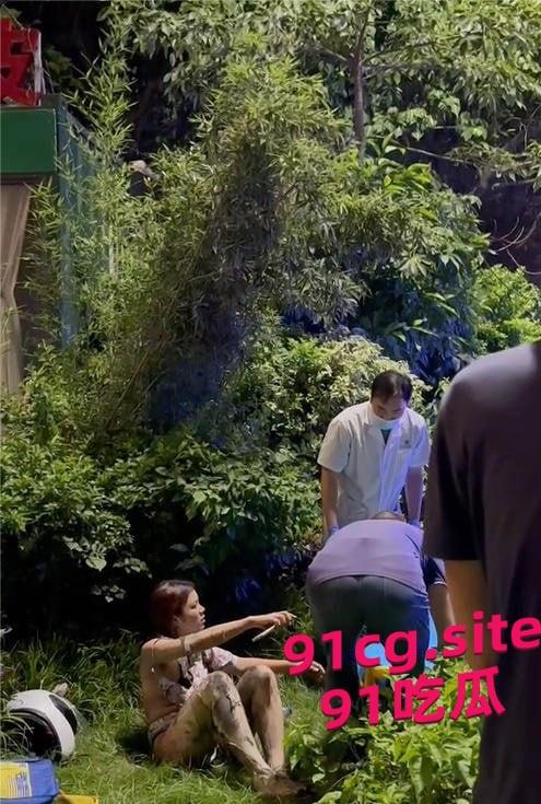 美女骑士超速发生车祸 机车爆燃烧光衣服 几乎全裸在草丛躲避等待救援 #刺激#惊险#裸体 第2张 美女骑士超速发生车祸 机车爆燃烧光衣服 几乎全裸在草丛躲避等待救援 #刺激#惊险#裸体 第2张