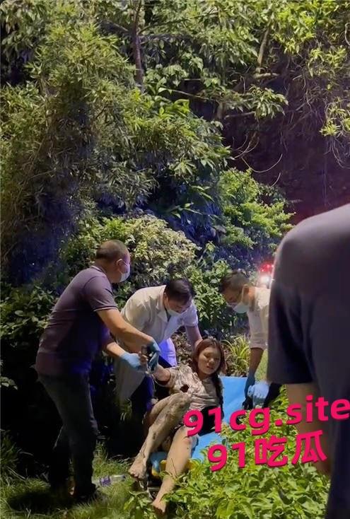 美女骑士超速发生车祸 机车爆燃烧光衣服 几乎全裸在草丛躲避等待救援 #刺激#惊险#裸体 第3张 美女骑士超速发生车祸 机车爆燃烧光衣服 几乎全裸在草丛躲避等待救援 #刺激#惊险#裸体 第3张