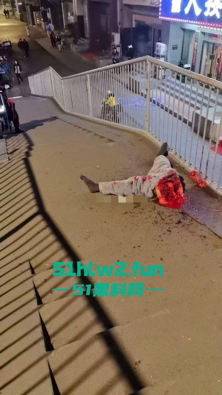 恐怖事件！武汉花园道icc天桥下惊现一具一分为二的碎尸，跳楼自杀撞到栏杆被拦腰切断。  第2张