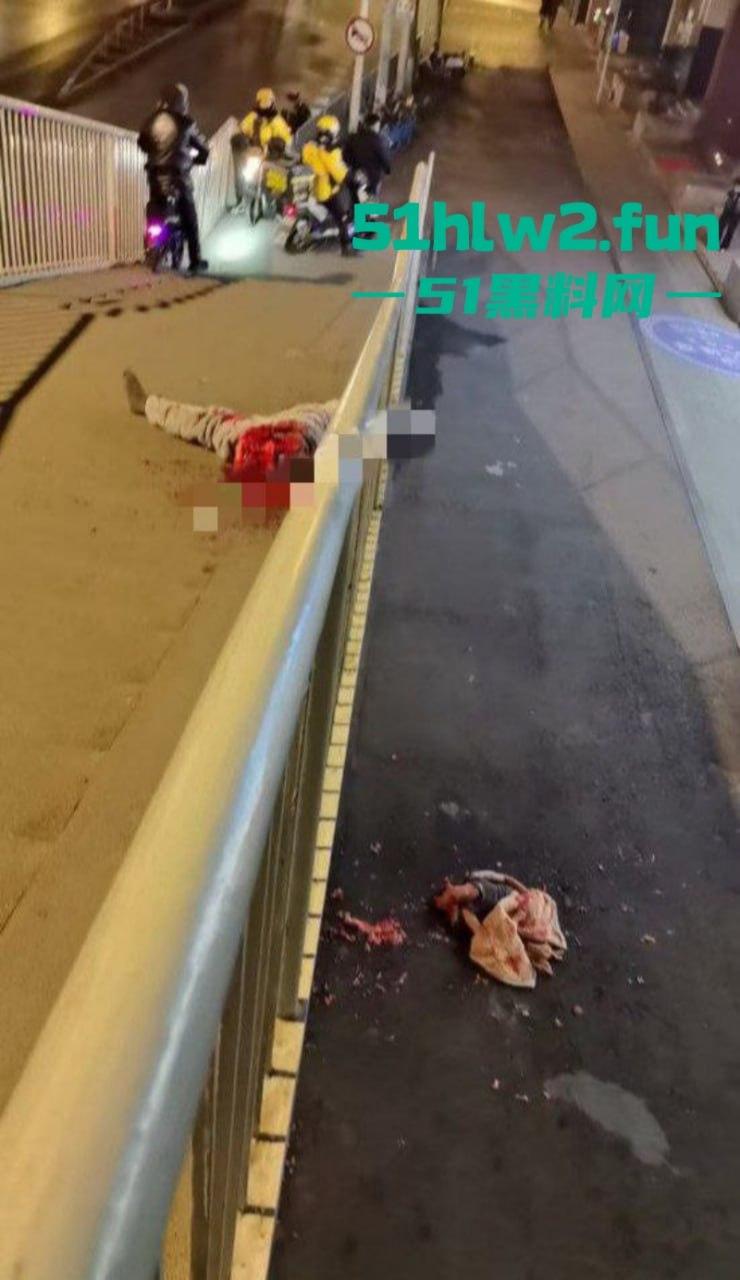 恐怖事件！武汉花园道icc天桥下惊现一具一分为二的碎尸，跳楼自杀撞到栏杆被拦腰切断。  第3张