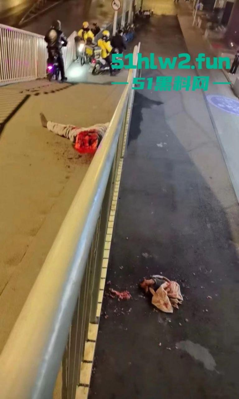 恐怖事件！武汉花园道icc天桥下惊现一具一分为二的碎尸，跳楼自杀撞到栏杆被拦腰切断。  第4张