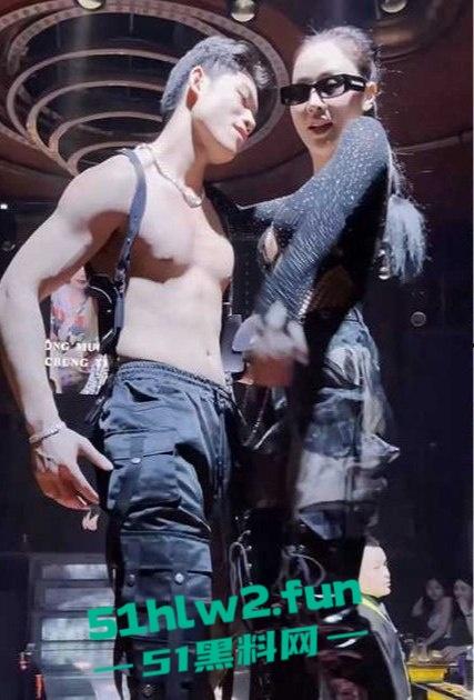 越南夜店里的极品骚鸡,情趣内衣加大长腿骚鸡扭得全场燥,舞台上搔首弄姿,一杯酒下肚人都沦陷! 第3张 越南夜店里的极品骚鸡,情趣内衣加大长腿骚鸡扭得全场燥,舞台上搔首弄姿,一杯酒下肚人都沦陷! 第3张