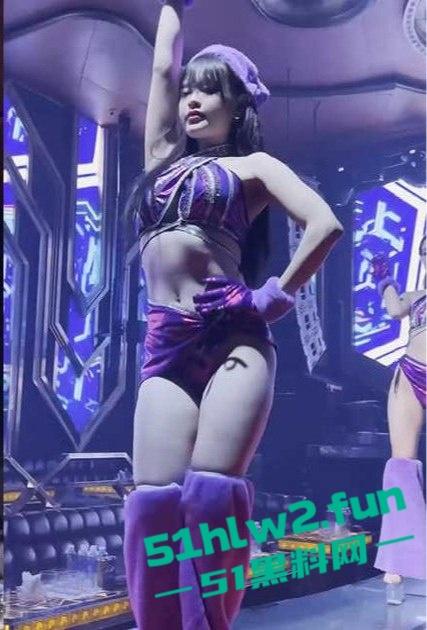 越南夜店里的极品骚鸡,情趣内衣加大长腿骚鸡扭得全场燥,舞台上搔首弄姿,一杯酒下肚人都沦陷! 第7张 越南夜店里的极品骚鸡,情趣内衣加大长腿骚鸡扭得全场燥,舞台上搔首弄姿,一杯酒下肚人都沦陷! 第7张