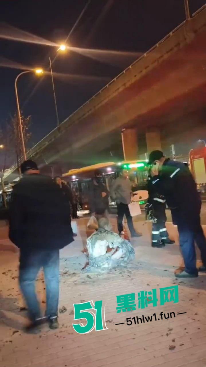 青岛海尔路上演火焰奇葩秀，自焚哥一身火光冲天 想变凤凰结果成了烧鸡？  第1张