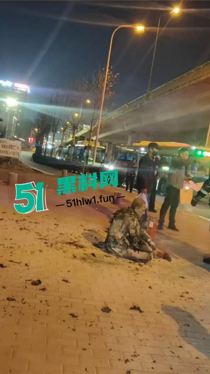 青岛海尔路上演火焰奇葩秀，自焚哥一身火光冲天 想变凤凰结果成了烧鸡？  第2张