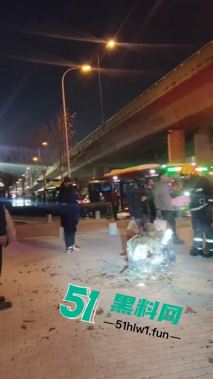 青岛海尔路上演火焰奇葩秀，自焚哥一身火光冲天 想变凤凰结果成了烧鸡？  第3张