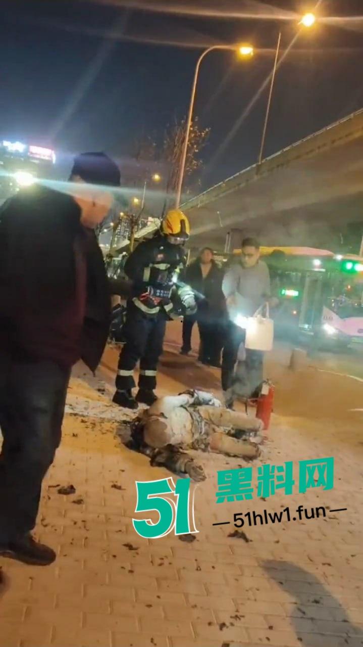 青岛海尔路上演火焰奇葩秀，自焚哥一身火光冲天 想变凤凰结果成了烧鸡？  第4张